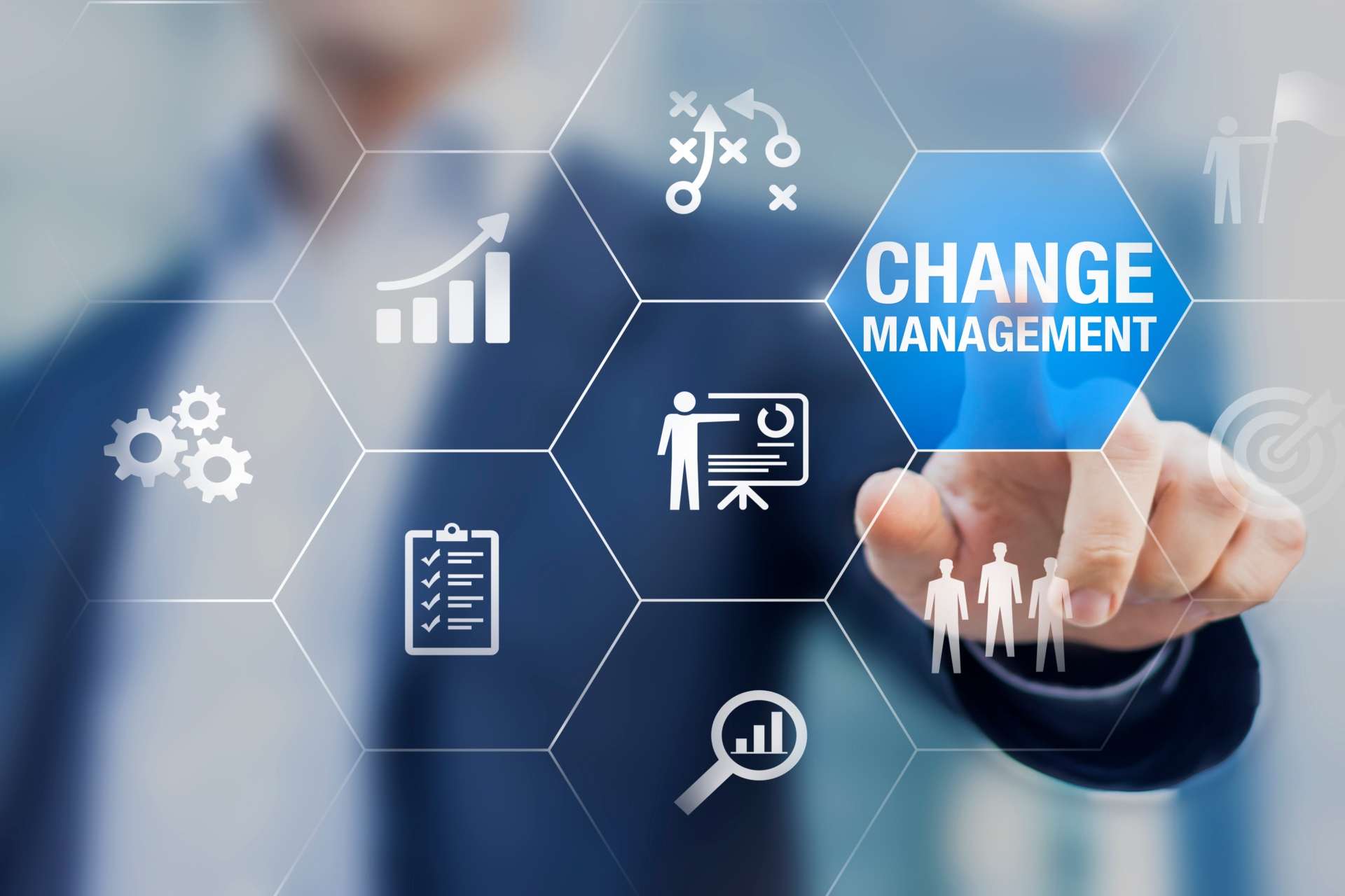 manager che discute il comportamento organizzativo durante una riunione